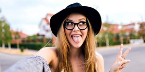 Κοπέλα ποζάρει για selfie στο Instagram