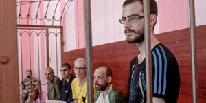 Κρατούμενοι πολέμου που συνελήφθησαν από τις ρωσικές δυνάμεις στη Μαριούπολη και περιμένουν να δικαστούν