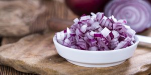 Ο σωστός τρόπος να ψιλοκόψεις τέλεια το κρεμμύδι 