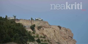 Άντρας απειλεί να πέσει σε γκρεμό με το ΙΧ του