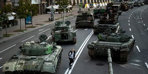 Νεαρός με το πατίνι του δίπλα σε κατεστραμμένα ρωσικά τανκς, στο Κίεβο της Ουκρανίας