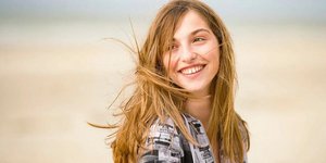 γυναίκα με φούτερ χαμογελά