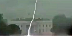 Η στιγμή που πέφτει κεραυνός κοντά στον Λευκό Οίκο