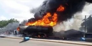 Βυτιοφόρο έπιασε φωτιά μετά την ανατροπή του στο νότιο τμήμα της χώρας