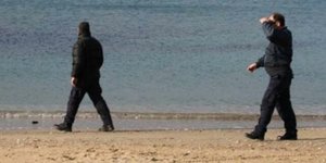 Λιμενικοί σε παραλία