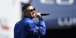 Ο ράπερ Macklemore στο ημίχρονο αγώνα του NFL