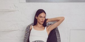 γυναίκα με φούστα Mango