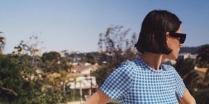 γυναίκα με φόρεμα