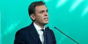 Δημήτρης Μάντζος πρασινο φοντο