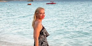 Η Μαρία Μπεκατώρου στην παραλία