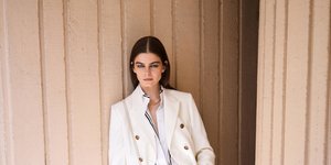 γυναίκα με τζιν από τα Massimo Dutti 