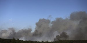 μαυρος καπνος μπλε ουρανος