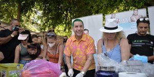 Γιώργος Μαζωνάκης μαγειρεύει στην Κοινωνική Κουζίνα 