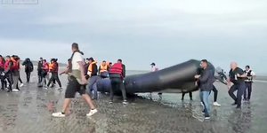 Γάλλοι συνοριοφύλακες εμποδίζουν τους μετανάστες να περάσουν τη Μάγχη