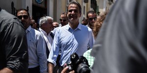 μητσοτακης περπαταει λευκό πουκαμισο