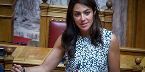 Δόμνα Μιχαηλίδου ασπρο μπλε φορεμα