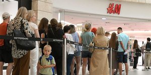 Τεράστια ουρά έξω από κατάστημα της H&M στη Μόσχα 
