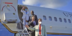 H πρόεδρος της Βουλής των ΗΠΑ, Νάνσι Πελόζι στο αεροδρόμιο της Ταϊπέι