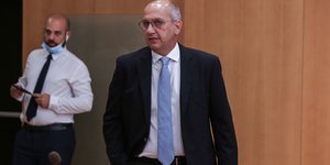Γιάννης Οικονόμου γαλαζια γραβατα