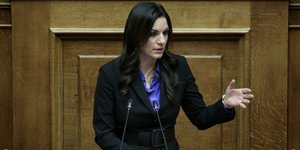 Η Όλγα Κεφαλογιάννη στο βήμα της Βουλής