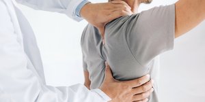 Γιατρός εξετάζει την ωμοπλάτη ασθενούς