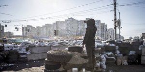 Άμαχοι υψώνουν οδοφράγματα ελαστικών με σάκους άμμου ως προφύλαξη εν μέσω ρωσικών επιθέσεων, στο Κίεβο 