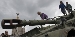 Παδιά πάνω σε κατεστραμμένο ρωσικό τανκ στο Κίεβο, στην Ουκρανία