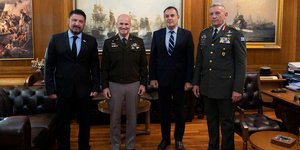 Από αριστερά, Νίκος Χαρδαλίας, Στρατηγός Κρίστοφερ Καβόλι, Νίκος Παναγιωτόπουλος και Κωνσταντίνος; Φλώρος