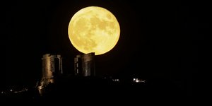 Η πανσέληνος του Αυγούστου πάνω από το ναό το Ποσειδώνα στο Σούνιο