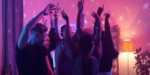 Τέλος στα μη αδειοδοτημένα πάρτι, προσπαθεί να βάλει η Airbnb