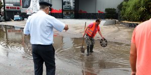 Συσσώρευση υδάτων λόγω έντονης βροχόπτωσης στην οδό Πειραιώς