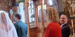 Ο Λευτέρης Πετρούνιας κουμπάρος στο γάμο του φίλου του Γιάννη Κρικρή στην Πάτμο