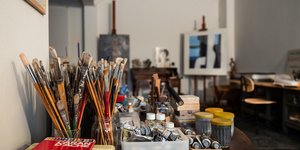 Τραπεζάκι με σύνεργα και υλικά ζωγραφικής