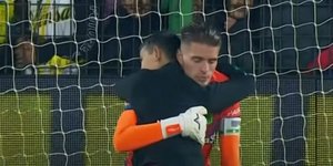 Παιδί αγκαλιάζει τον τερματοφύλακα της ομάδας του που έχασε με γκολ στις καθυστερήσεις