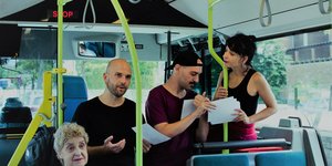 Οι πρόβες συνεχίζονται μέσα στο λεωφορείο