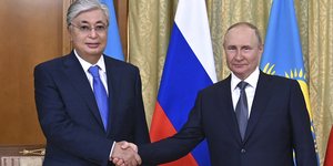 Ο Ρώσος Πρόεδρος Βλαντιμίρ Πούτιν, δεξιά, και ο Πρόεδρος του Καζακστάν, Κασίμ Τοκάγεφ