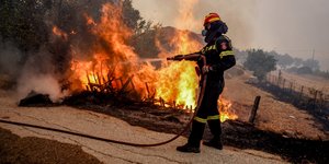 Πυροσβέστης μάχεται με τη φωτιά