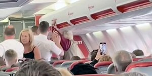 Ηλικιωμένη επιτέθηκε σε αεροσυνοδό σε πτήση για Ρόδο 