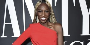 ρος με κοκκινο φορεμα 