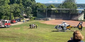 Ο μαχαιρωμένος Ρούσντι μεταφέρεται στο νοσοκομείο / Φωτογραφία: Screenshot