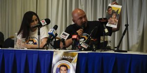 Φιλοκυβερνητικοί ακτιβιστές στη Βενεζουέλα με φωτογραφία φυλακισμένου στενού συνεργάτη του Μαδούρο