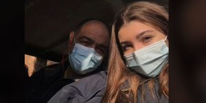 Ο Έλληνας μεταφραστής που έχασε τη ζωή του στη Σάμο, με την κόρη του