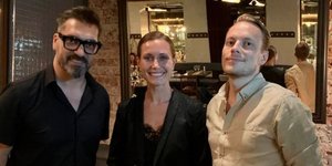 Ο σομελιέ Χρήστος Τσαλακόπουλος (αριστερά) με το πρωθυπουργικό ζεύγος της Φινλανδίας, σε εστιατόριο του Ελσίνκι