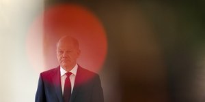 Ο φωτογραφικός φακός κάνει «παιχνίδια» στον Όλαφ Σολτς 