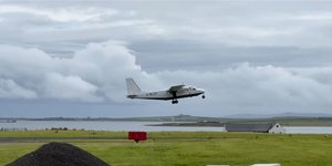 Αεροπλάνο της σκωτσέζικης Logan Air, που πραγματοποιεί τη συντομότερη πτήση στον κόσμο
