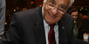 Διονύσης Σιμόπουλος υπογραφει βιβλιο 