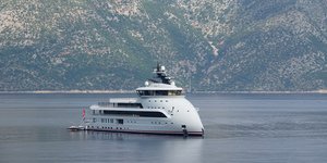 Το σούπερ γιοτ που έχει αγκυροβολήσει σε κόλπο στην Ιθάκη