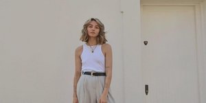 γυναίκα με λευκό τοπ και παντελόνι