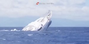Η στιγμή που το σούπερ γιοτ βυθίζεται ανοικτά του Καταντζάρο στη νότια Ιταλία