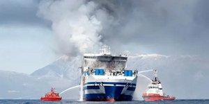 Οχηματαγωγό με 300 επιβάτες έπιασε φωτιά ανοιχτά των ακτών της Σουηδίας